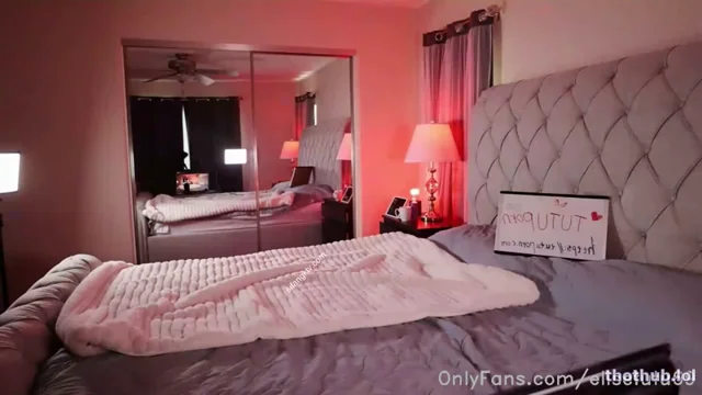 Elisetutu69 strip tease on bed (4)