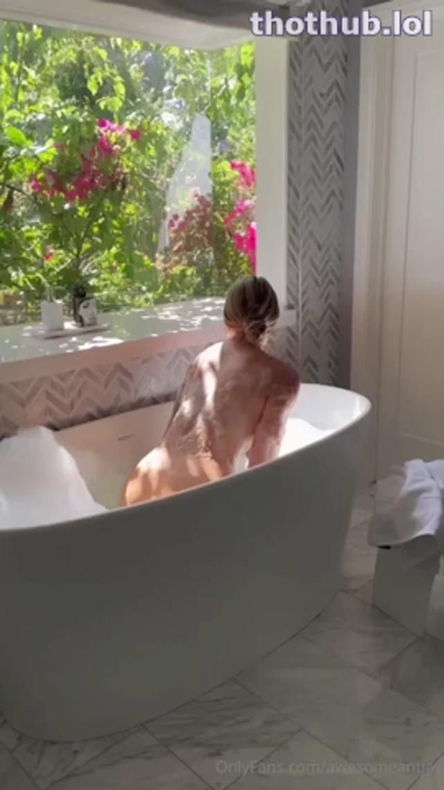 Antje Utgaard / awesomeantjay Soappy Bath