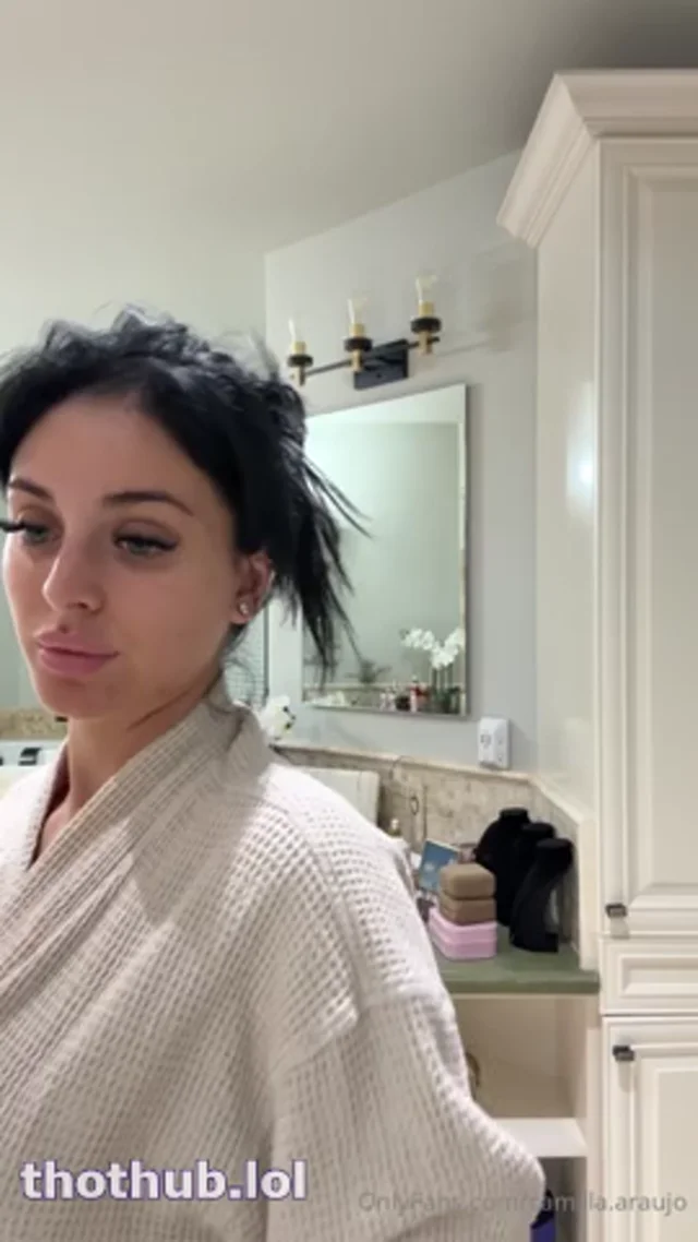 Camilla Araujo boob show