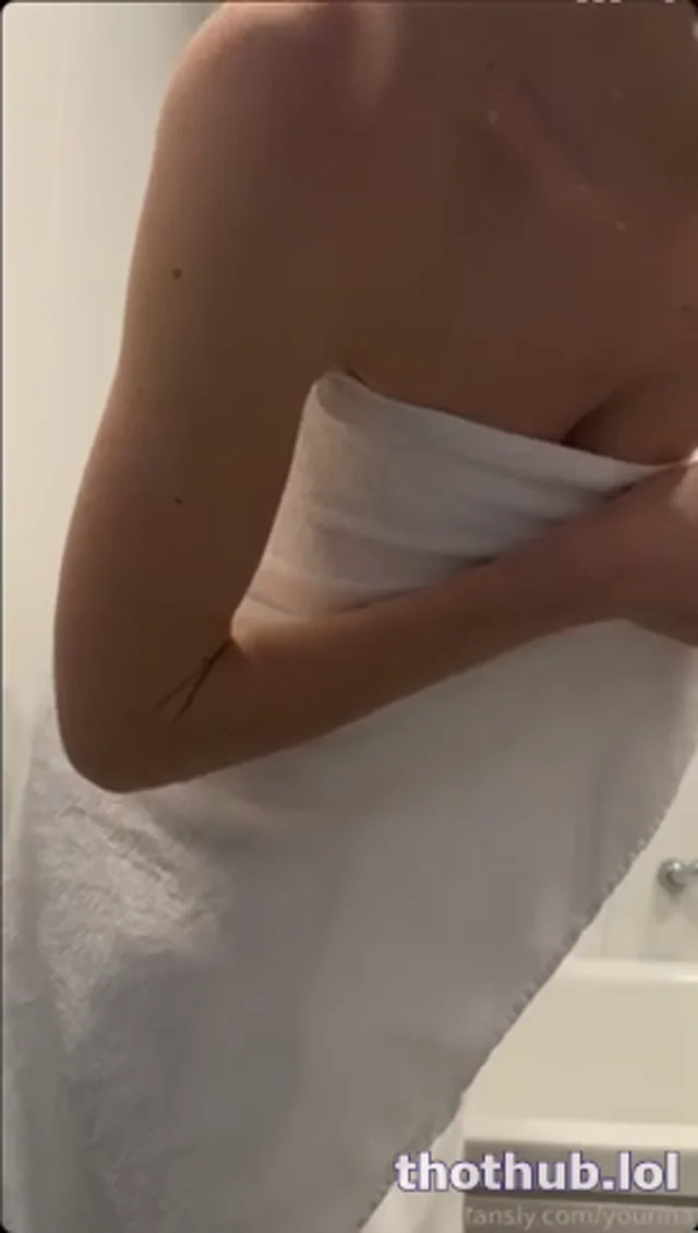 Yourina vibrator tease in the bath