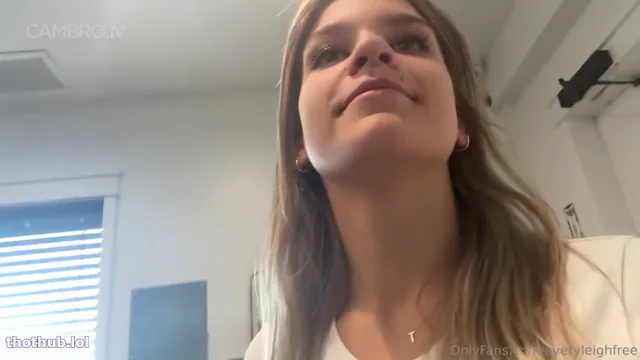 Avery Leigh – Public Gym Bathroom Masturbation