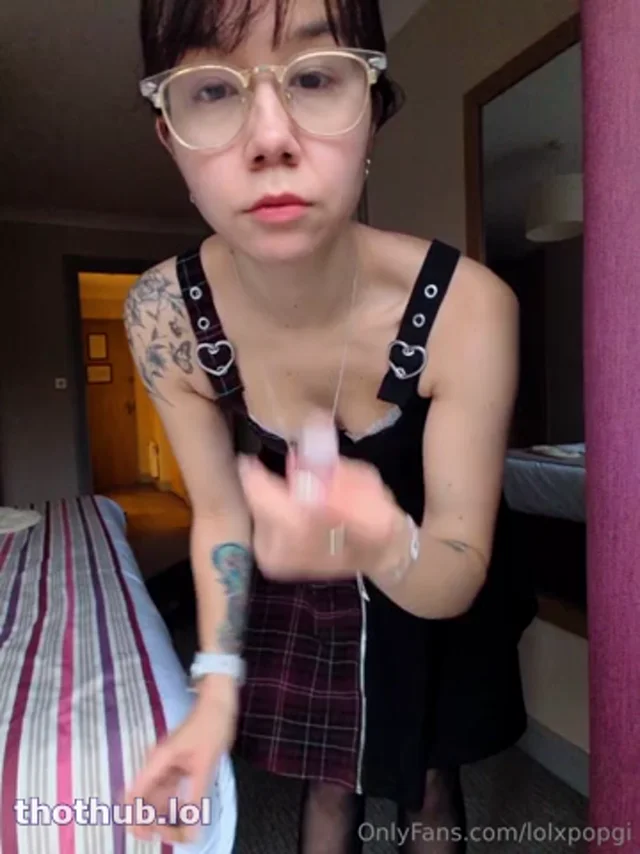 Lolxpopgi hotel room fingering