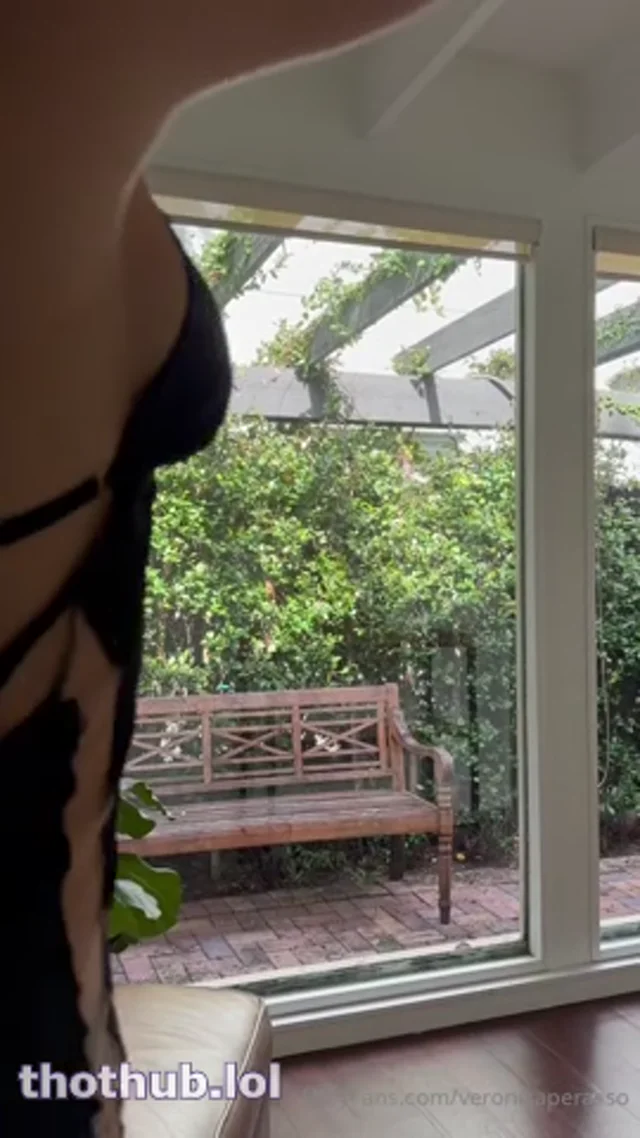 Veronica Perasso (38) Strip Tease Twerk + Masturbation