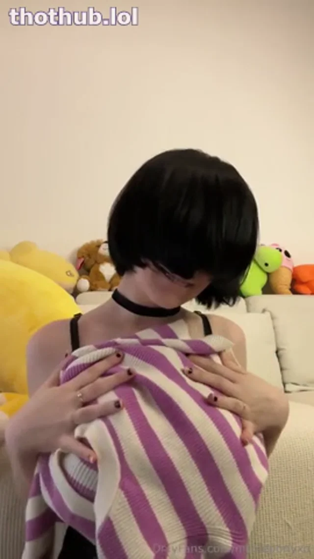 Nicoleponyxo plays with tits