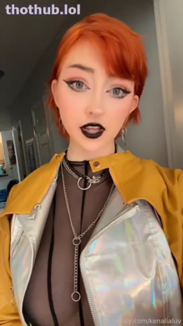 Kenalialuv Aurore Cassel is bored