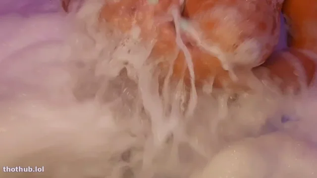 Jenny Scordamaglia jacuzzi