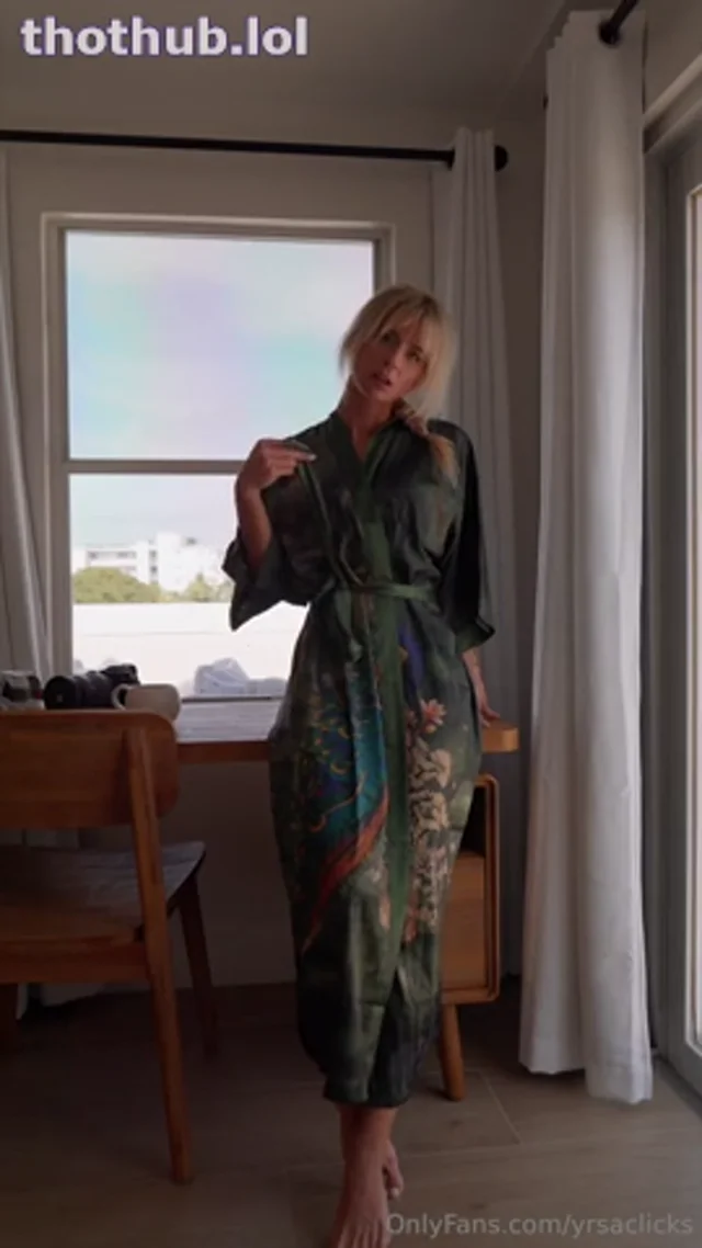 Yrsa strips and plays with pussy