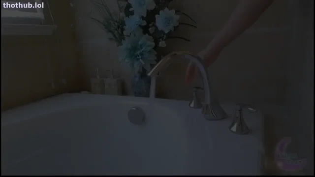 Luna Queen masturbating and squirting in the tub
