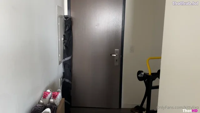 Kitty Lixo fucks for ticket