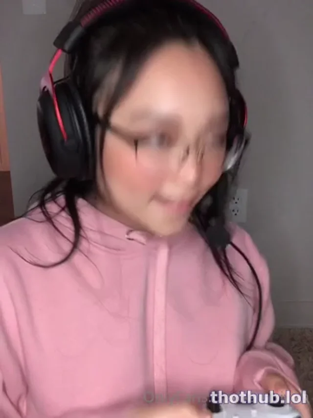 Ambiyah – Pink Hoodie Blowjob FULL CUT