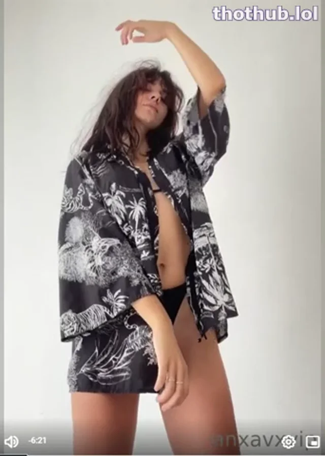 Ana Vavx – Strip Dance and pussy play