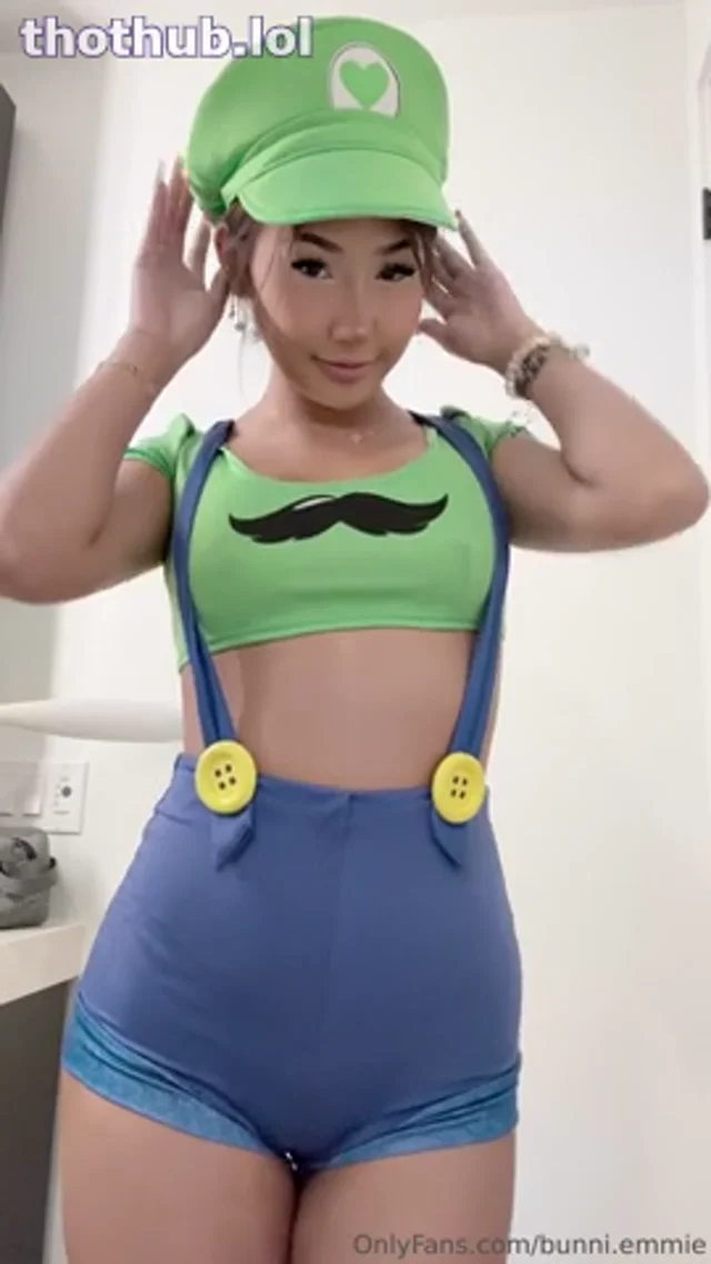 Emma lvxx Luigi cosplay
