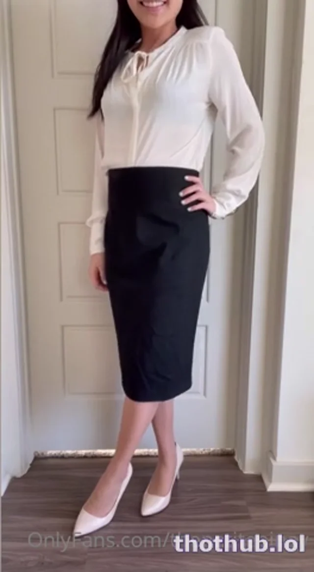 Thepetitepinay strip tease