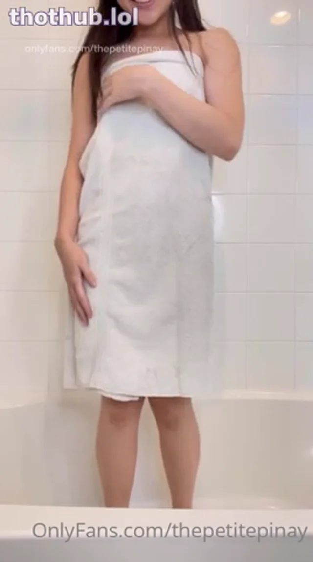 Thepetitepinay – onlyfans – oil her body put in a buttplug and masturbate in the bath