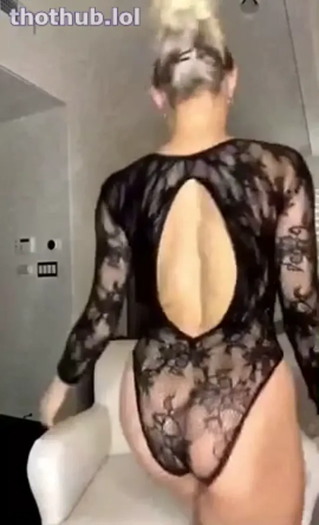 Lindsey Pelas showing her sexy move and boobs