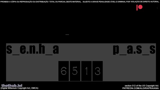 Loira praiana com seu brinquedo