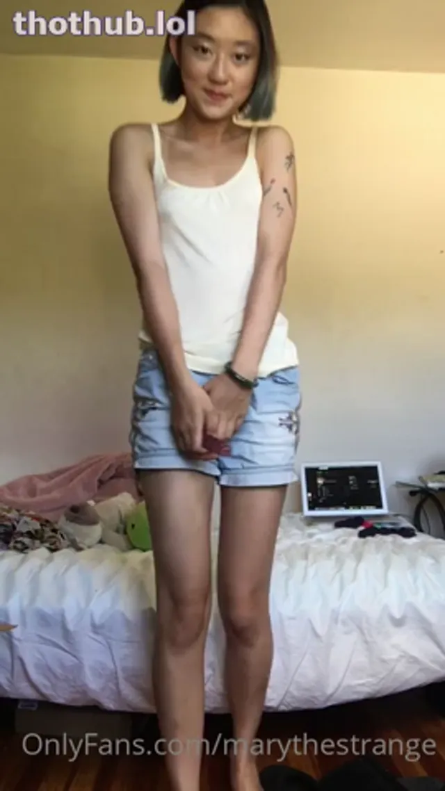 Marythestrange – trying out new butt plug