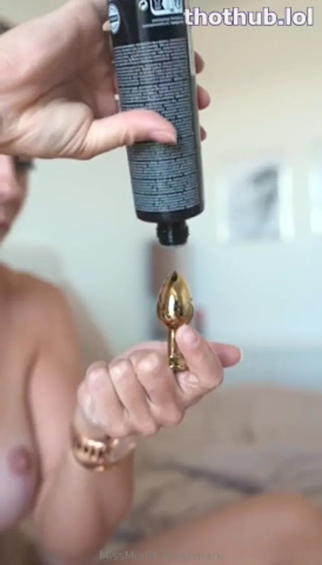 MissMiaFit Puting ButtPlug in Her Ass
