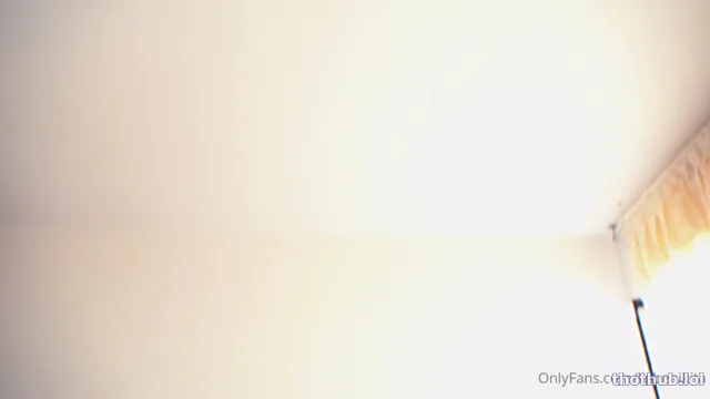 Nikita desnuda en cama muy arrecha