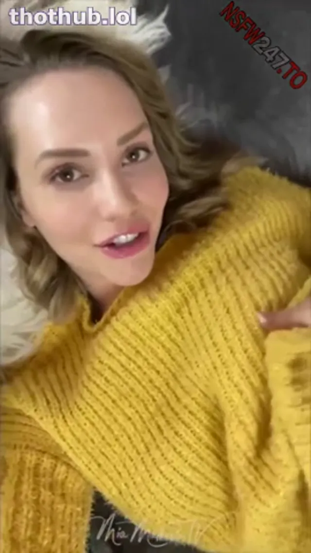 Mia Malkova yellow top masturbation