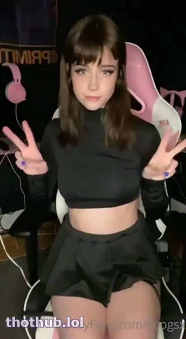 Soogsx Masturbates with Magic Wand