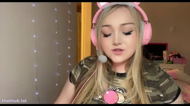 Poutprincess masterbates while in VC