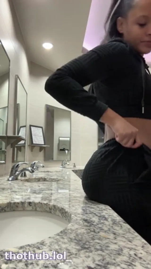 Jaysquirtz Public bathroom squirt