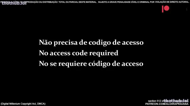 Loira praiana passando creme no corpo