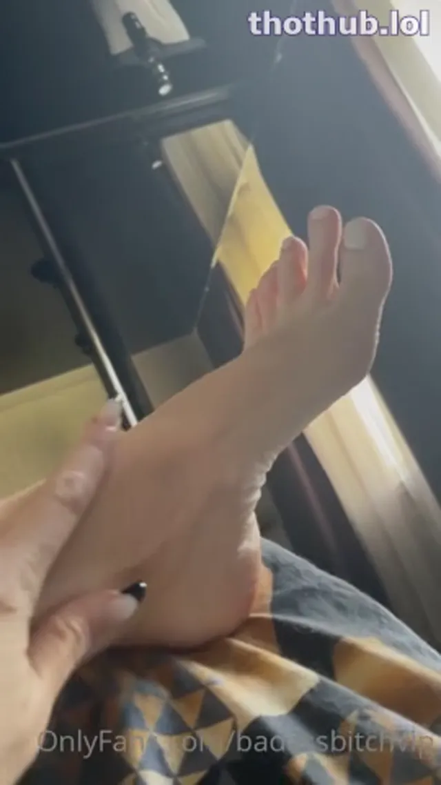 Badassbitchvip Teases Her Feet