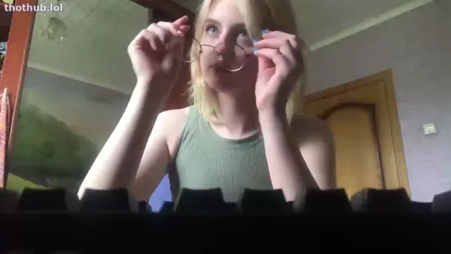 MiYukee plays with her pussy on cam