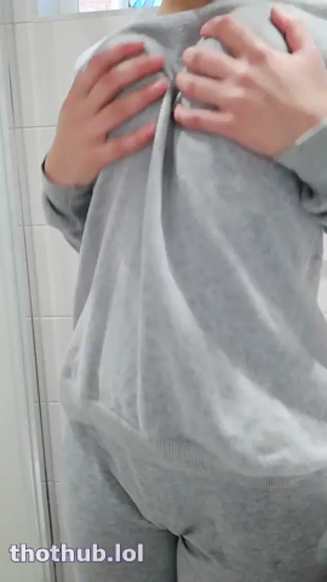Aerbelle teasing her big tits