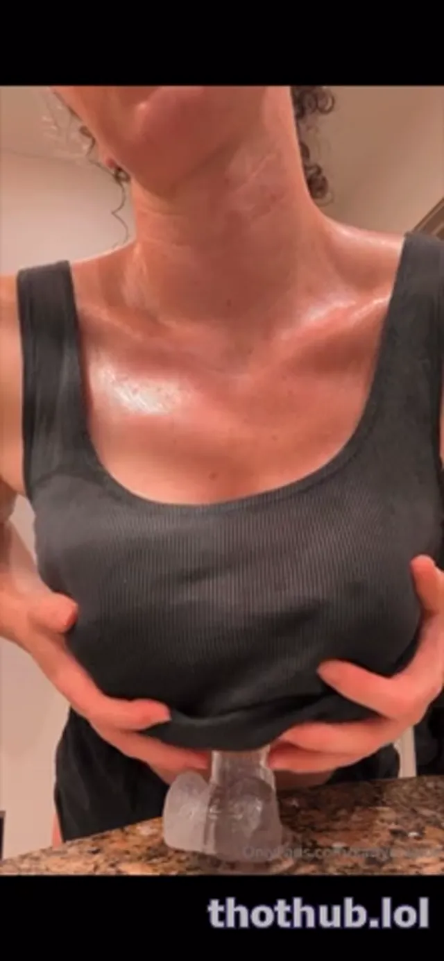 Karlye Taylor titty fucks a dildo