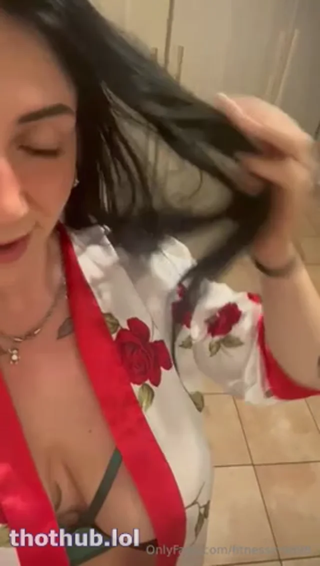 Irifit98 gioca con le sue tettone