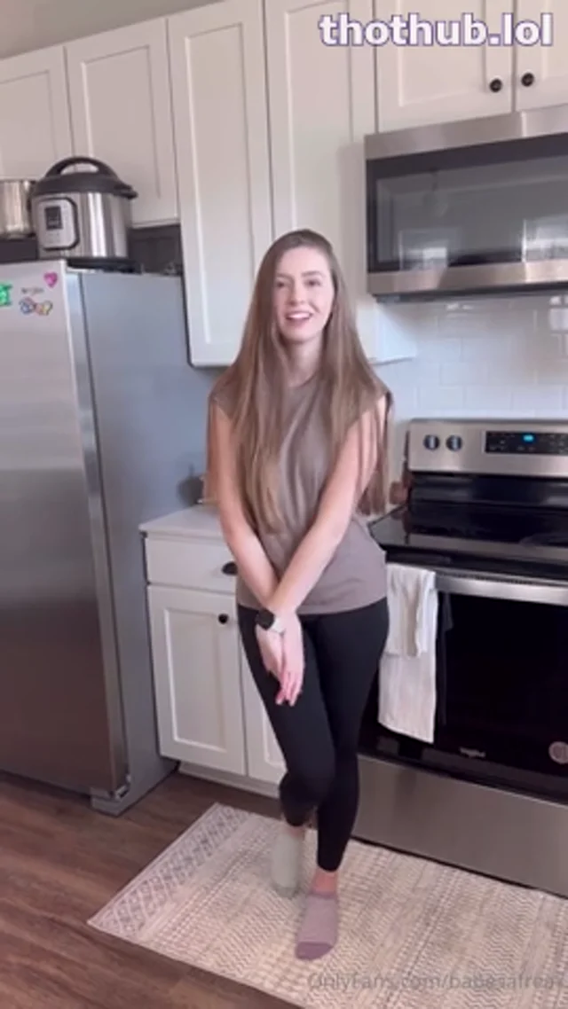 OF babesafreak fucking on the kitchen counter