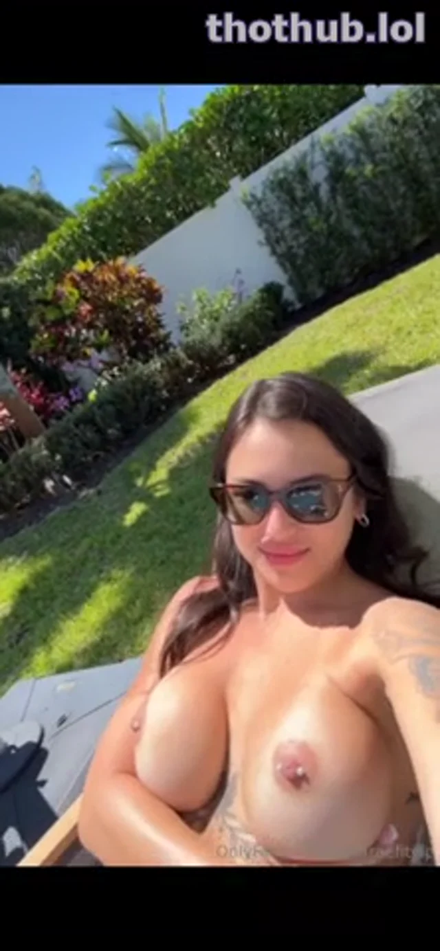 Tiararaefit poolside BJ