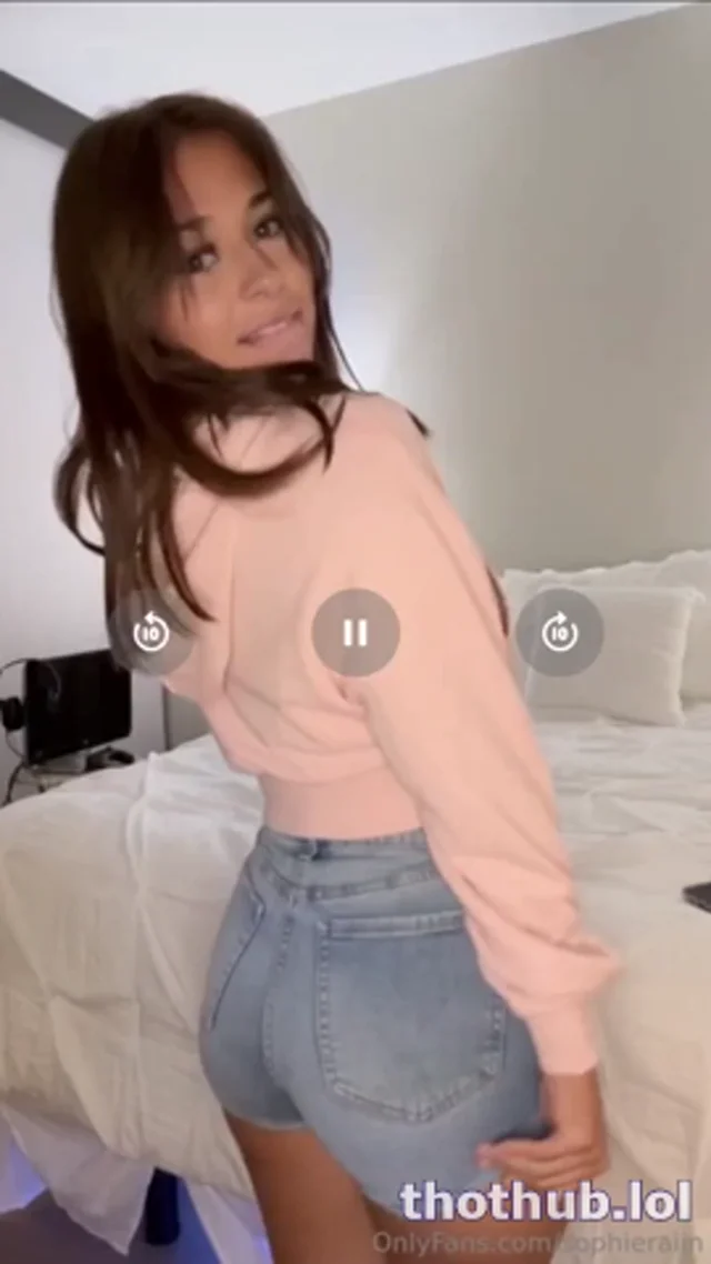 Sophieraiin shows her pussy