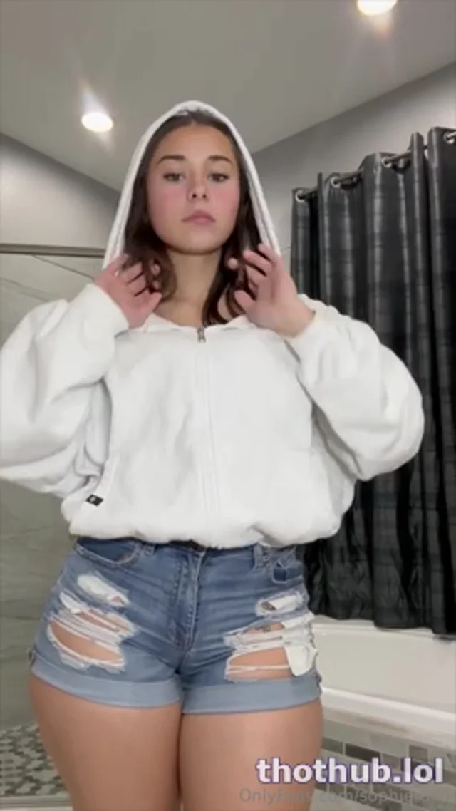 Sophieraiin ass jean shorts