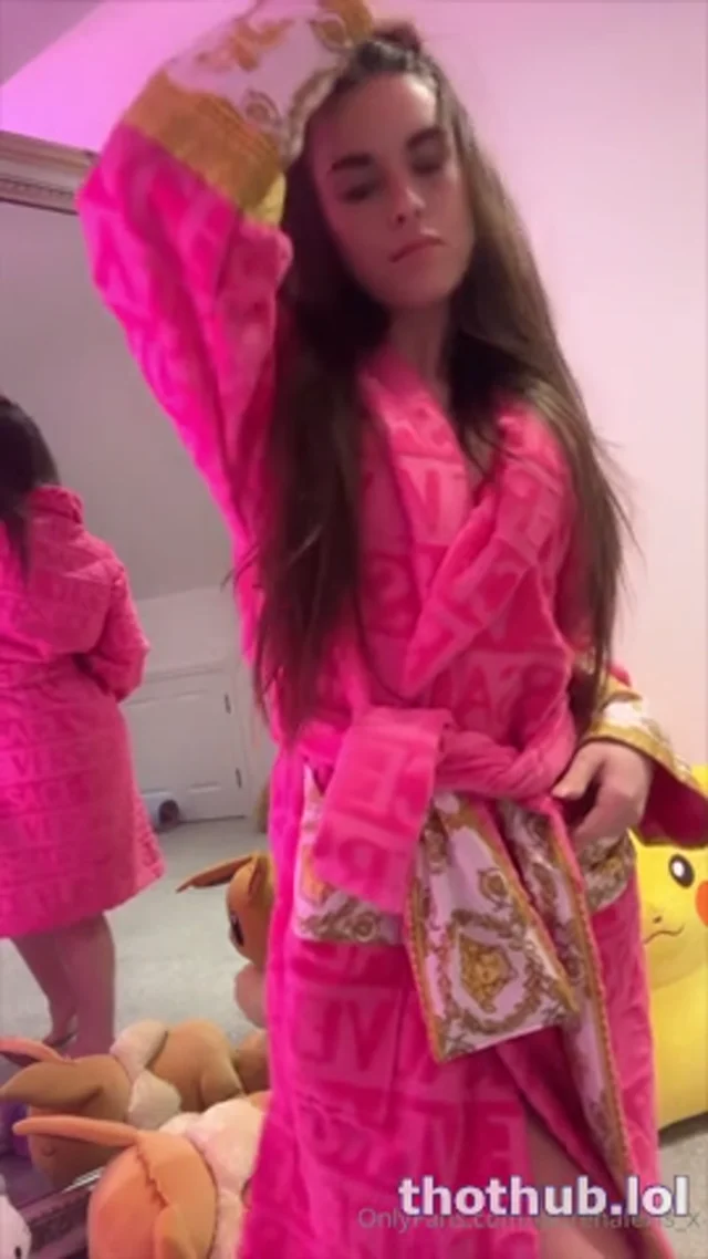 Lauren Alexis bare ass bathrobe striptease