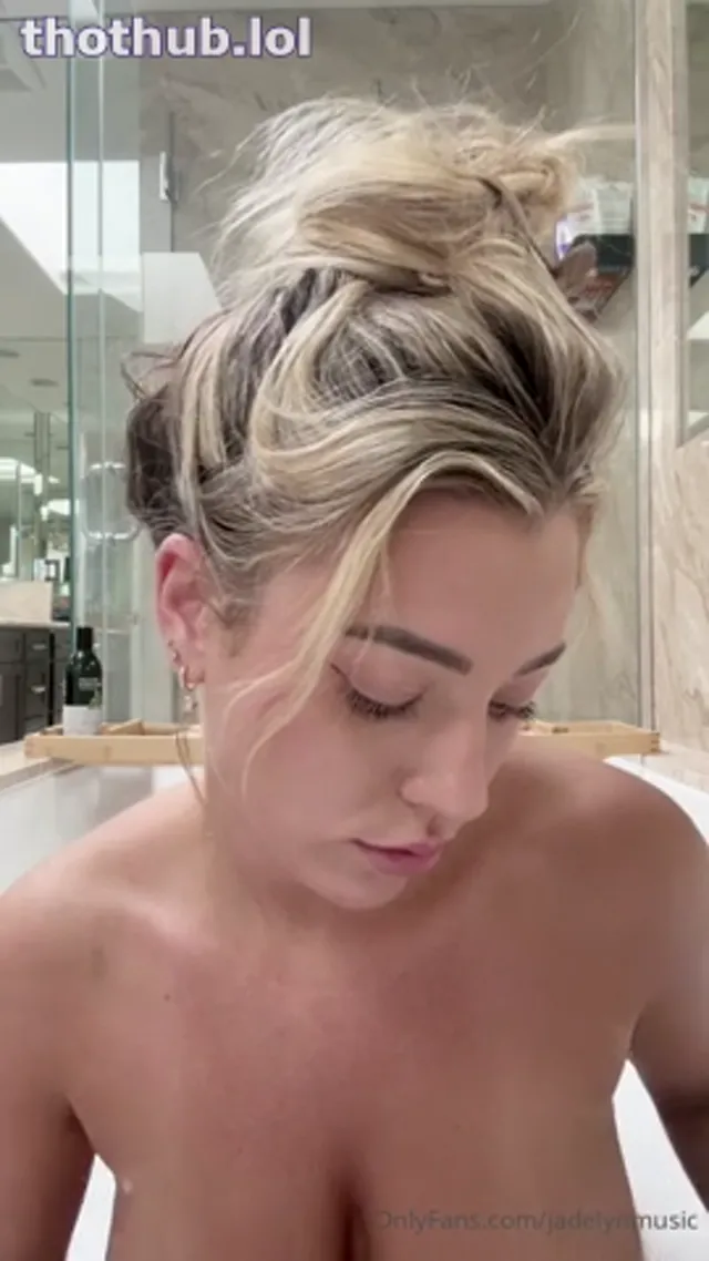 Jadelynmusic | Jadelyn Breier Naked Bath
