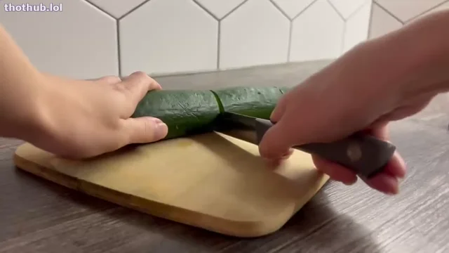 Sansa_mur – Babe Cutting Cucumbers Took One To Put It In Her Ass