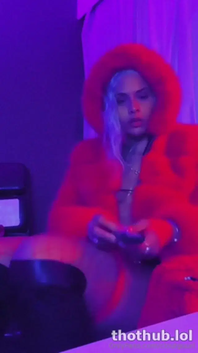 Cloutguurl playing with her pussy part 2
