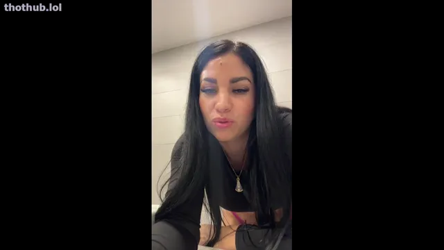 Missti1585 flashing her huge ass, tits and pussy live on twitch