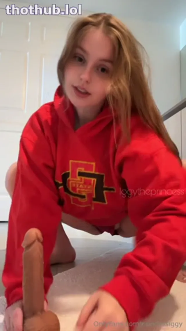 Princessiggy fast dildo fuck