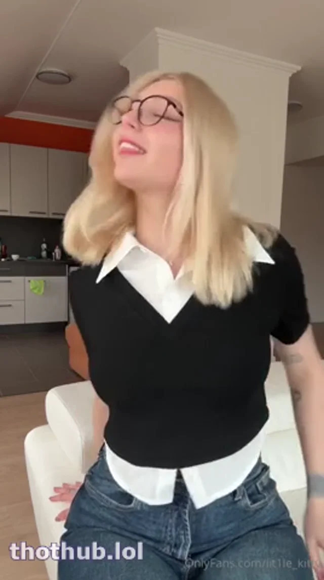 Try on Emili Lit1le_kitty