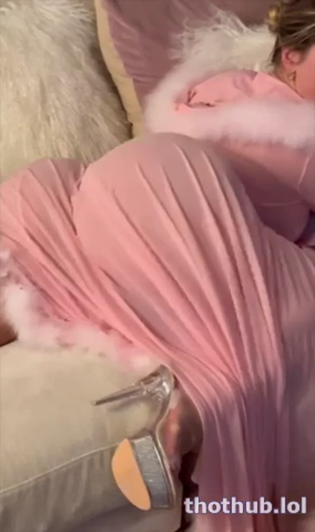 Pretti Ricci shaking ass in nightgown robe