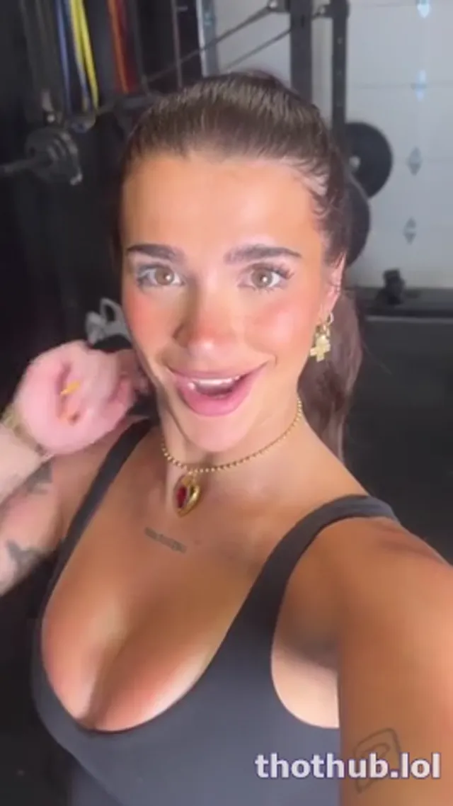 Arikytsya rides fucking machine at gym