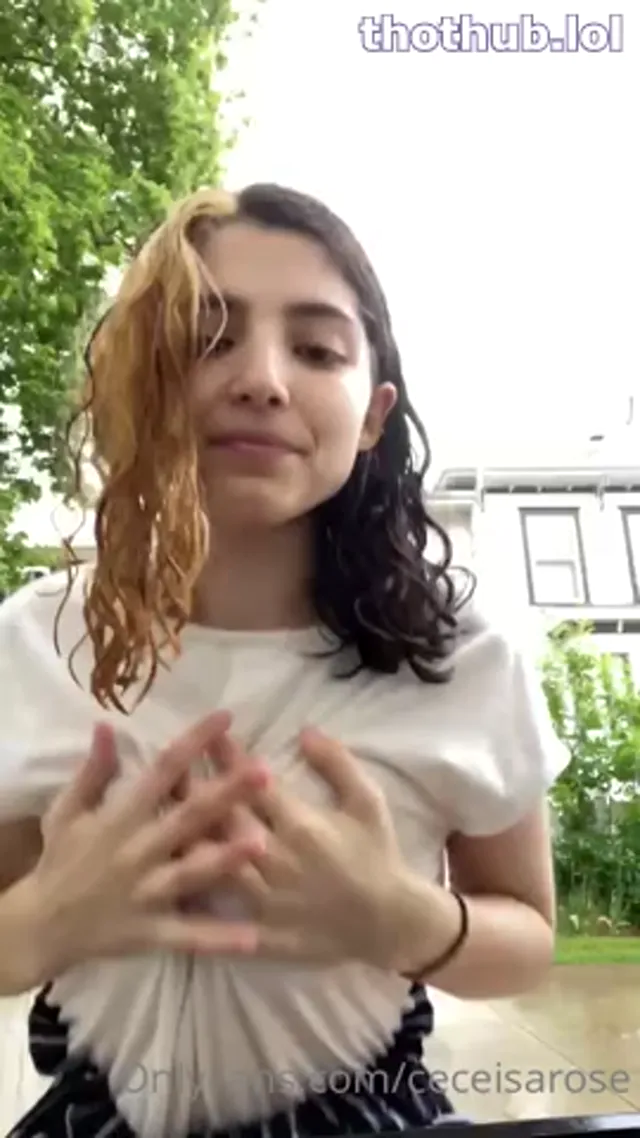 Maniacakes strips naked in the rain