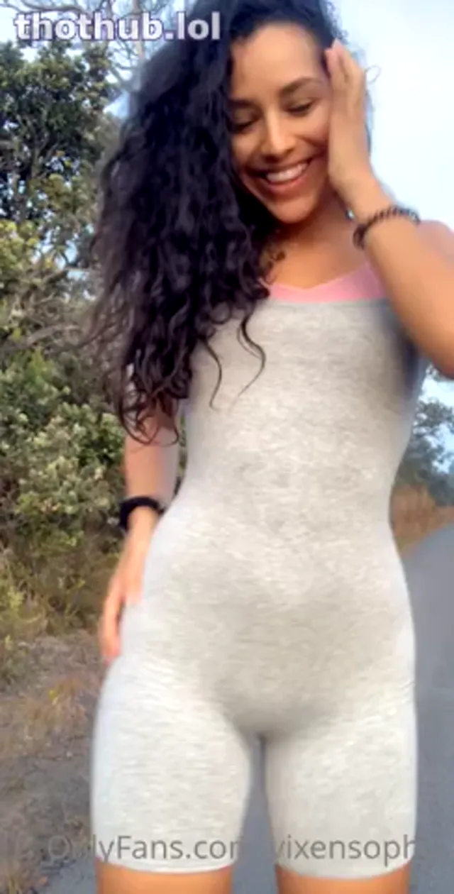 Vixensophia flashes everything on a trail