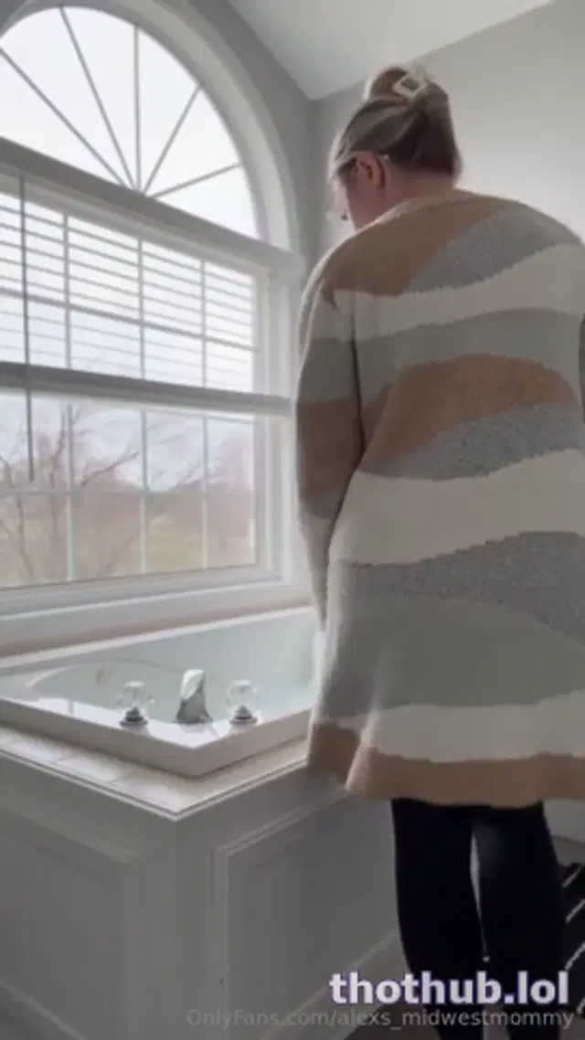 Alexs sexy MILF bath dildo blowjob