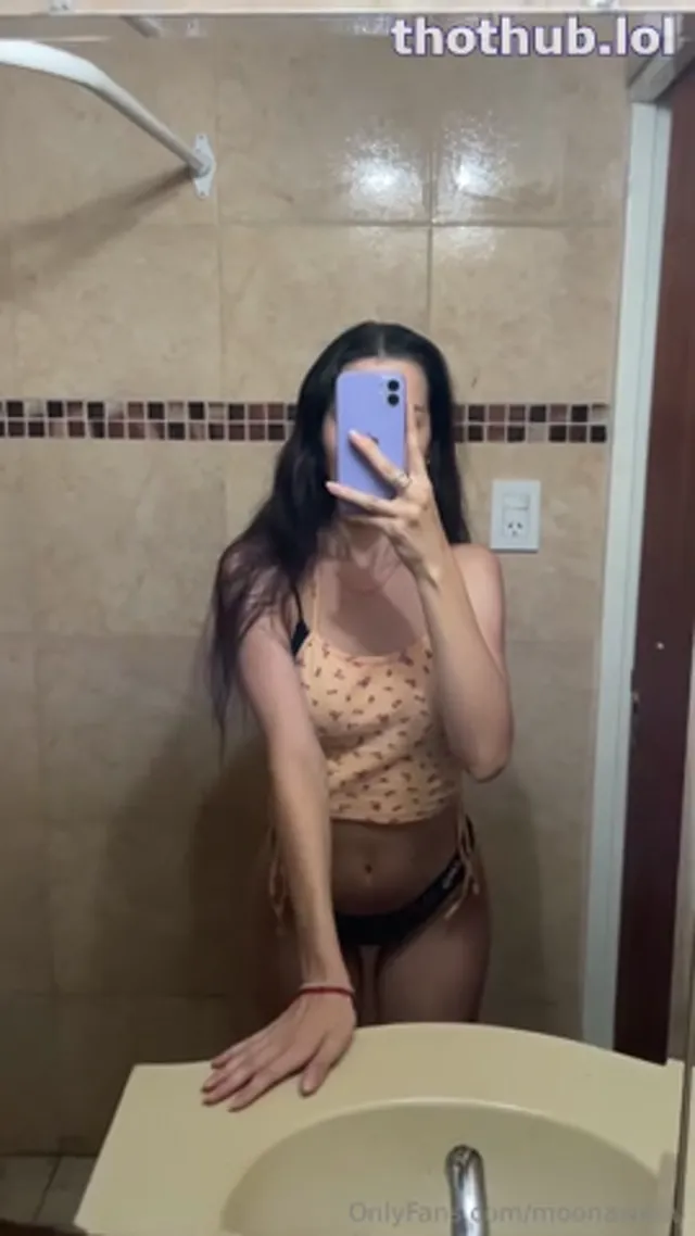 MoonaWaifu Masturbates in Shower